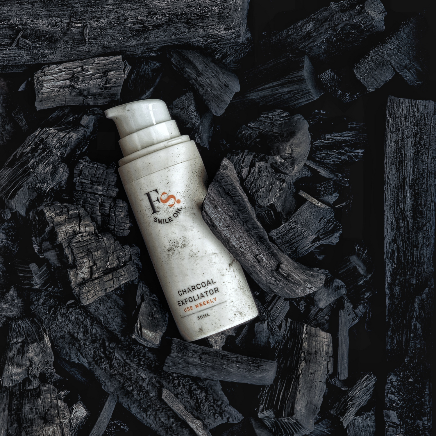 Charcoal chemical Exfoliator AHA BHA in charcoal with glycerin, allantoin, citric acid, glycolic acid, lactic acid, salicylic acid. feliks skincare